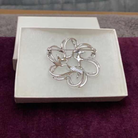 Silver Six Point Ornate Flora Brooch/Pin [NEW] - Picture 4 of 6